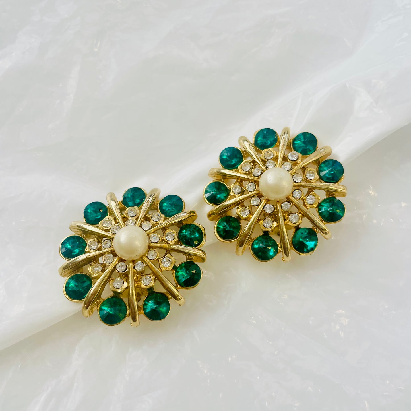 Incroyables boucles couture rondes diamants verts et blancs