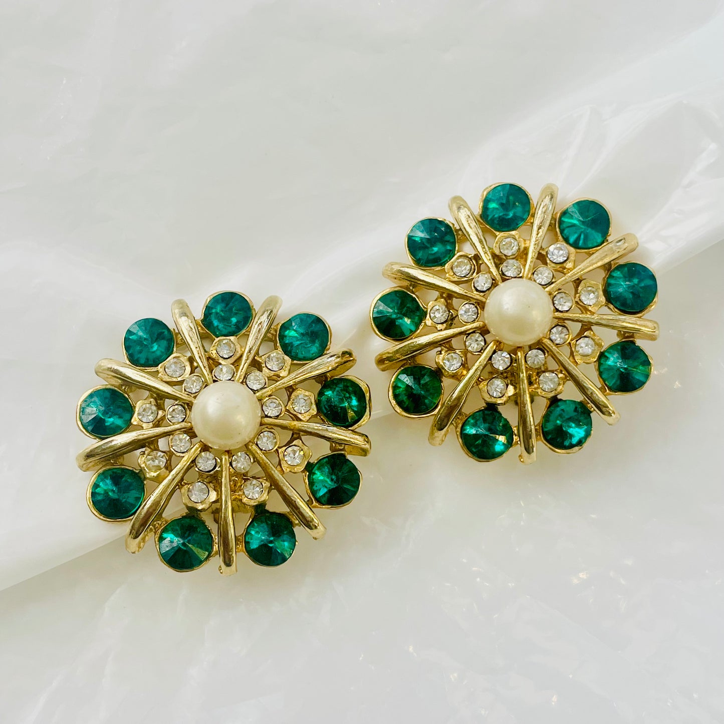 Incroyables boucles couture rondes diamants verts et blancs