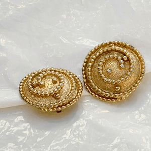 Imposing round gold spiral curls with minted finish