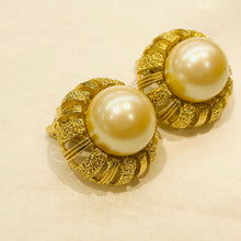 Load image into Gallery viewer, Round white pearl earrings with openwork golden rims
