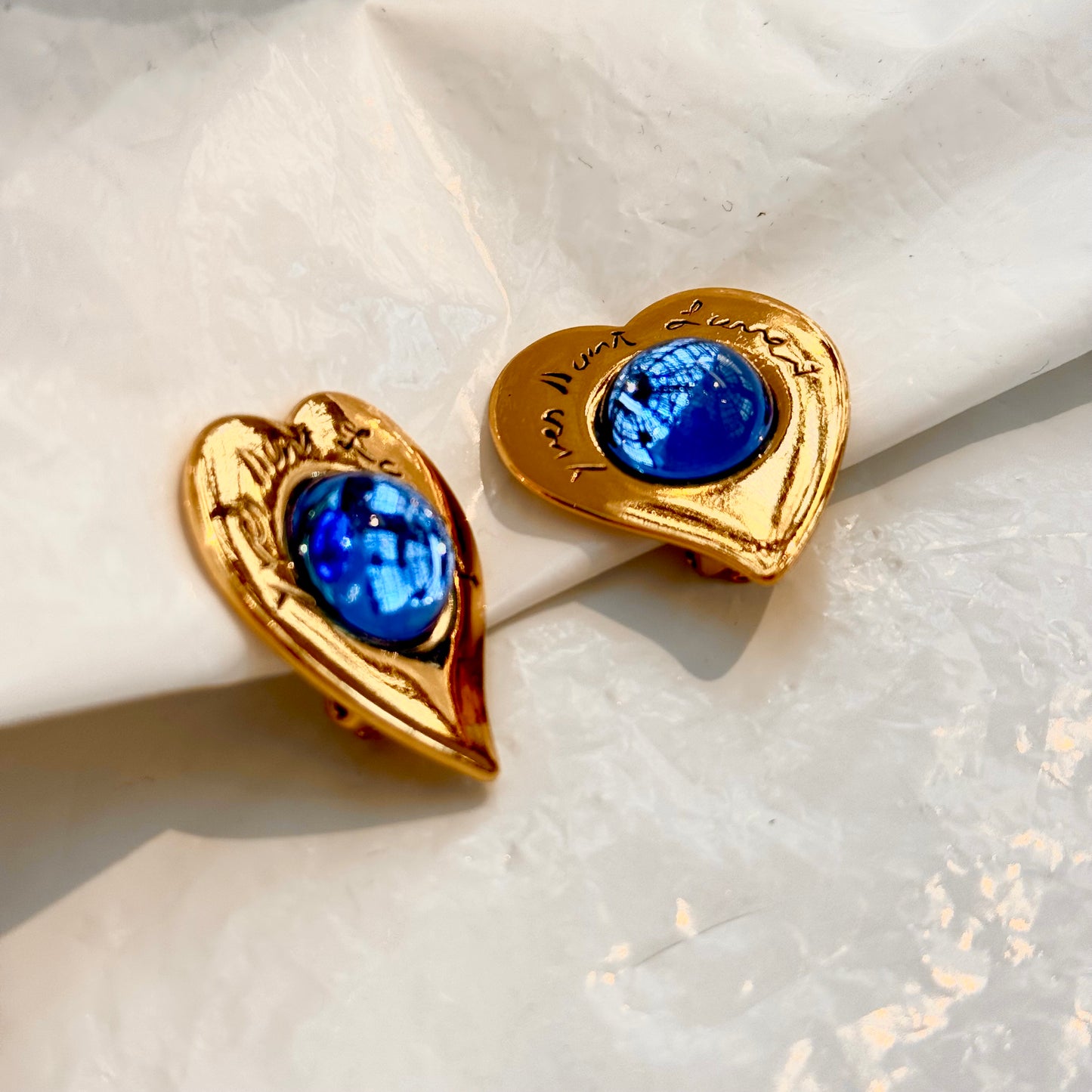 Boucles d'oreilles icôniques YSL coeur cabochon translucide bleu