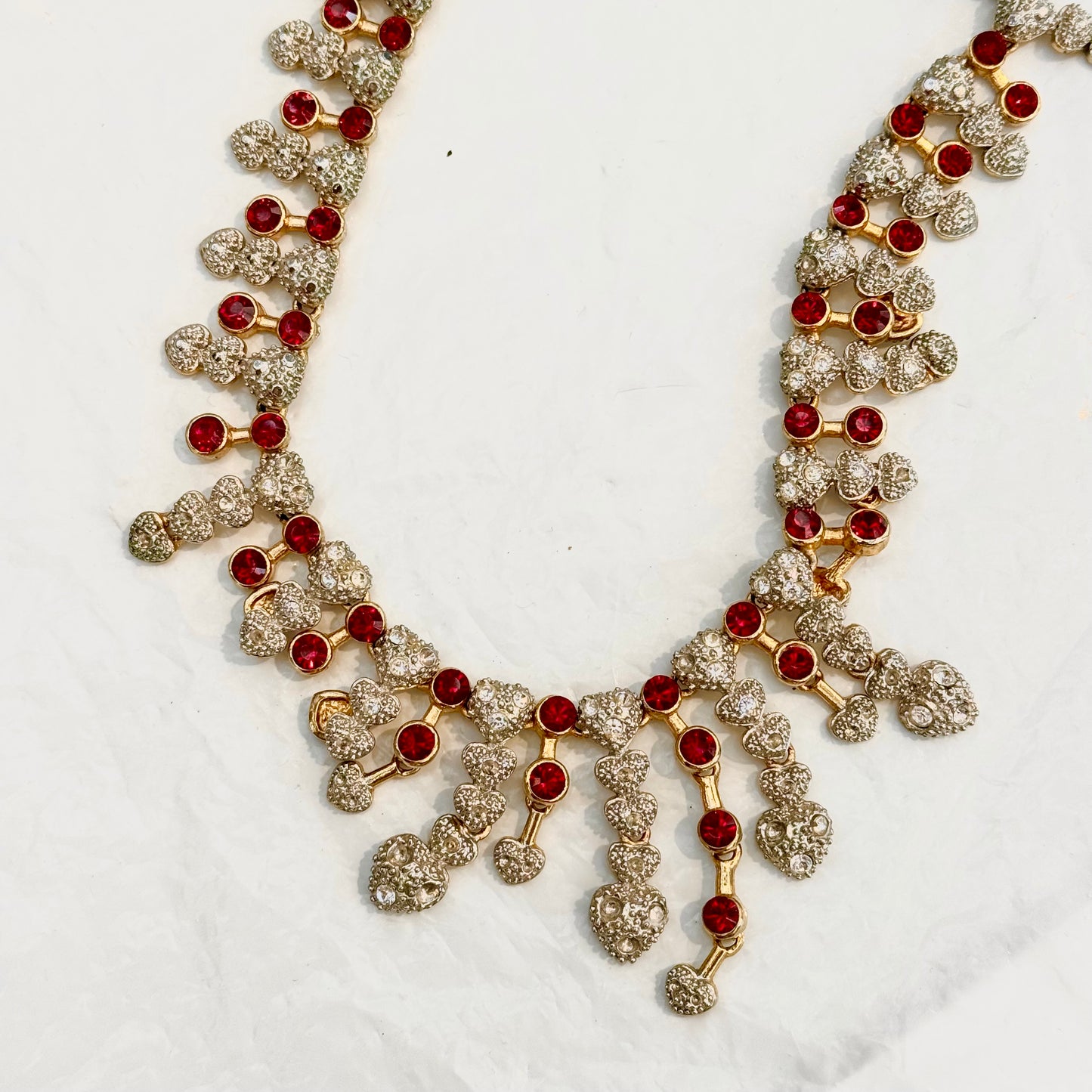 Incroyable collier cascade de diams rouge et bébé coeurs