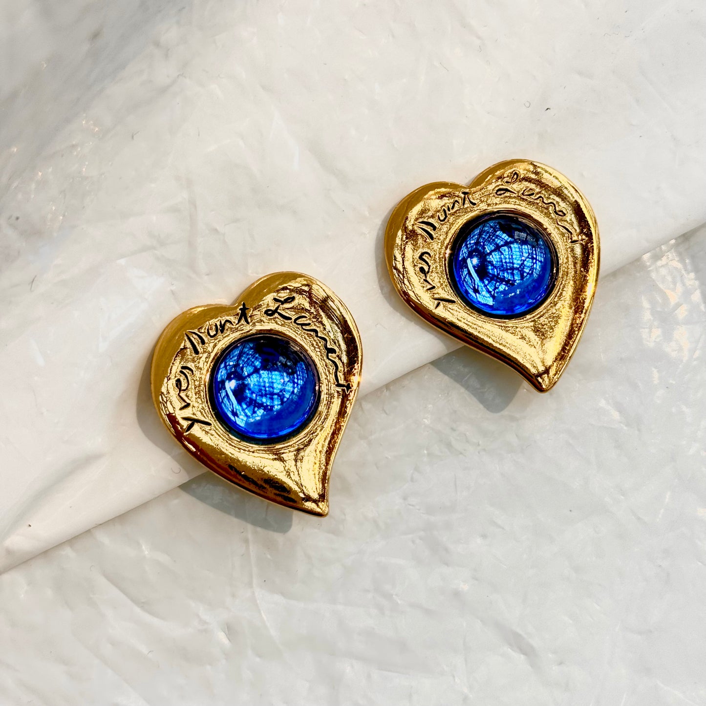 Boucles d'oreilles icôniques YSL coeur cabochon translucide bleu