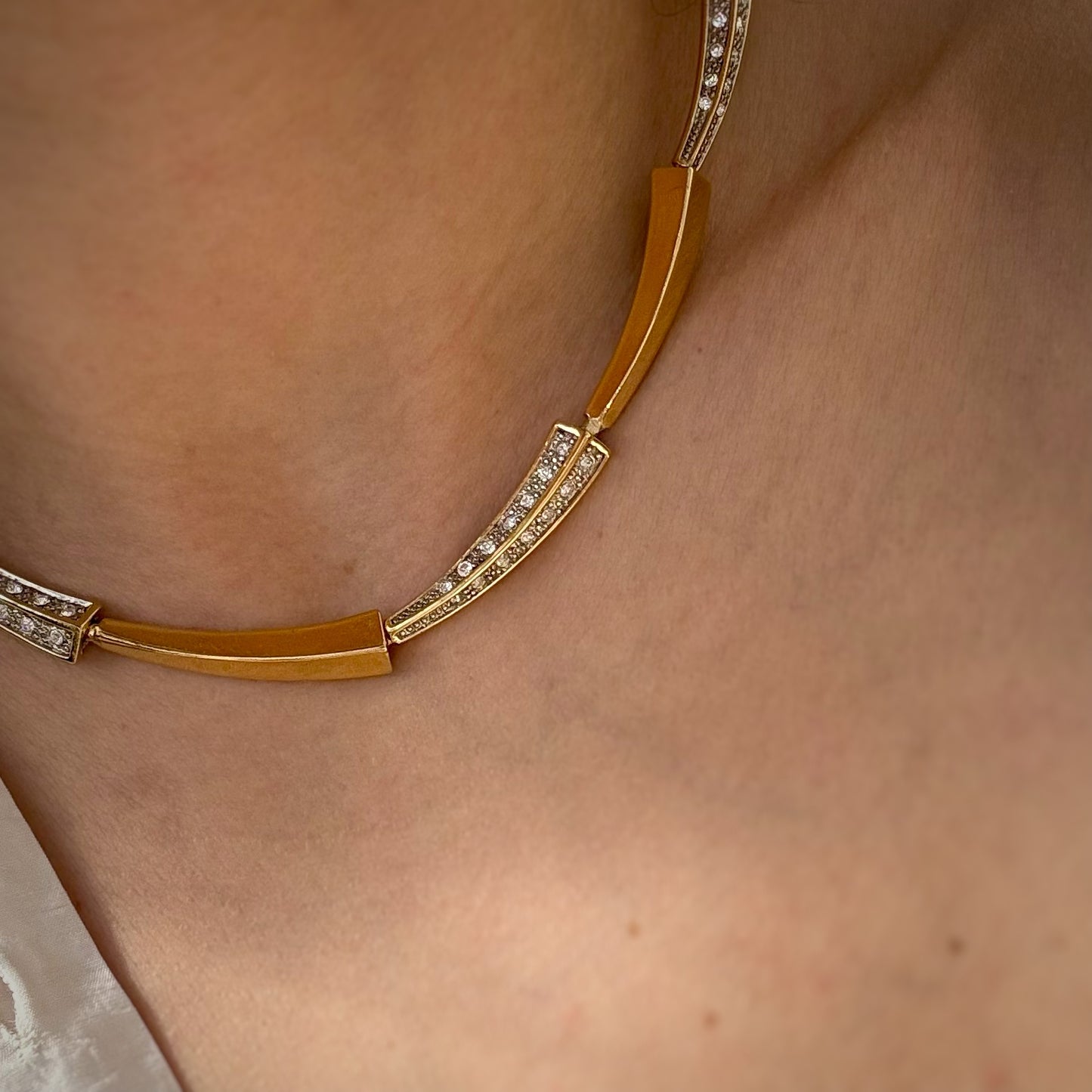 Joli collier chocker or et strass