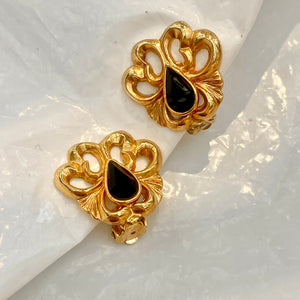 Openwork arabesque earrings with black drop diamonds