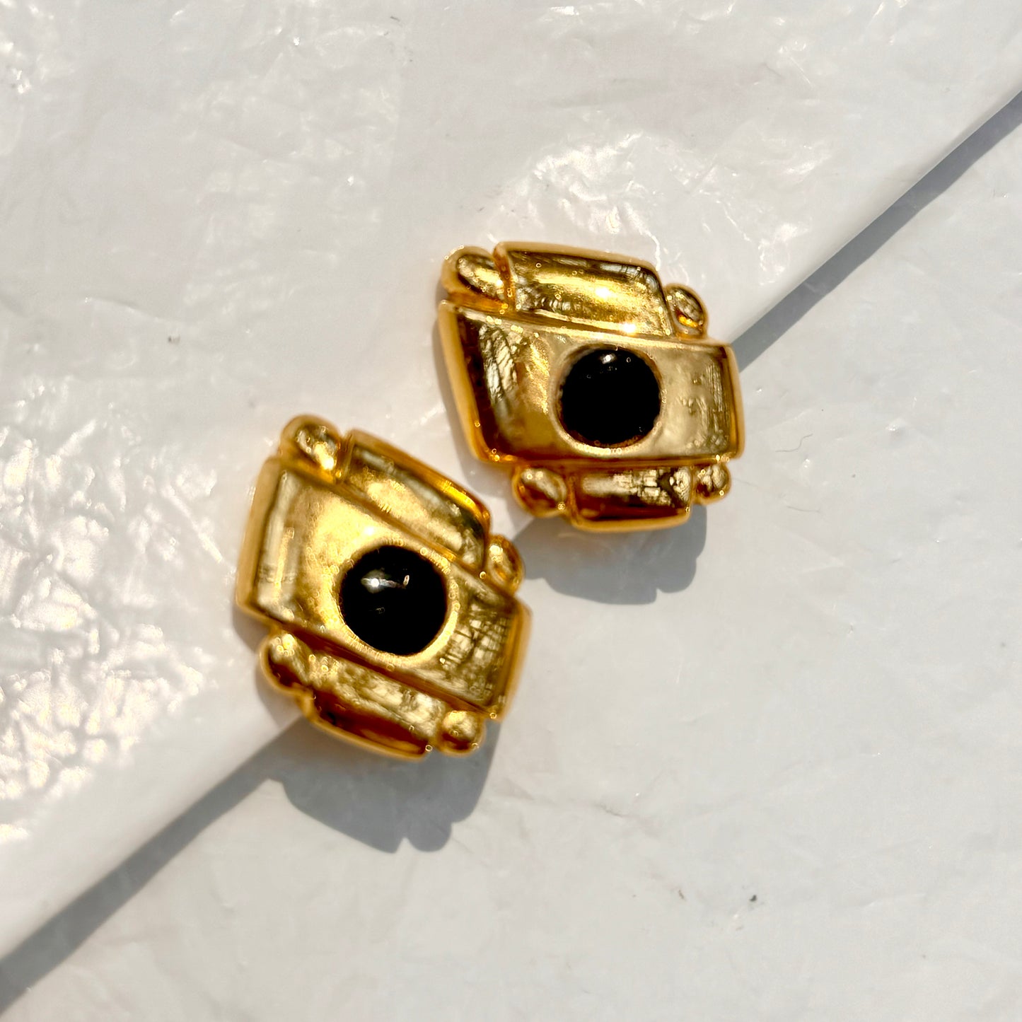 Boucles or cabochon noir