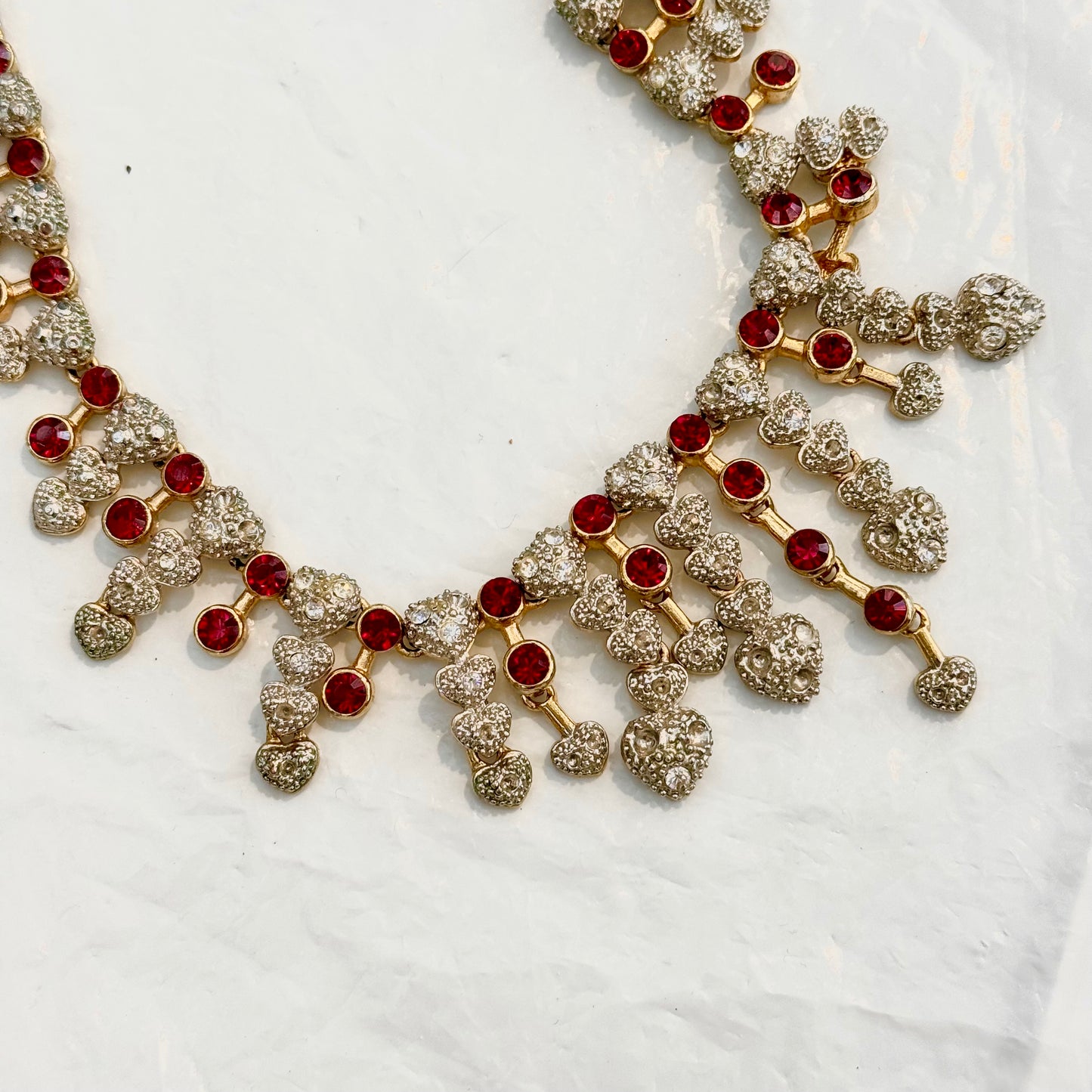 Incroyable collier cascade de diams rouge et bébé coeurs