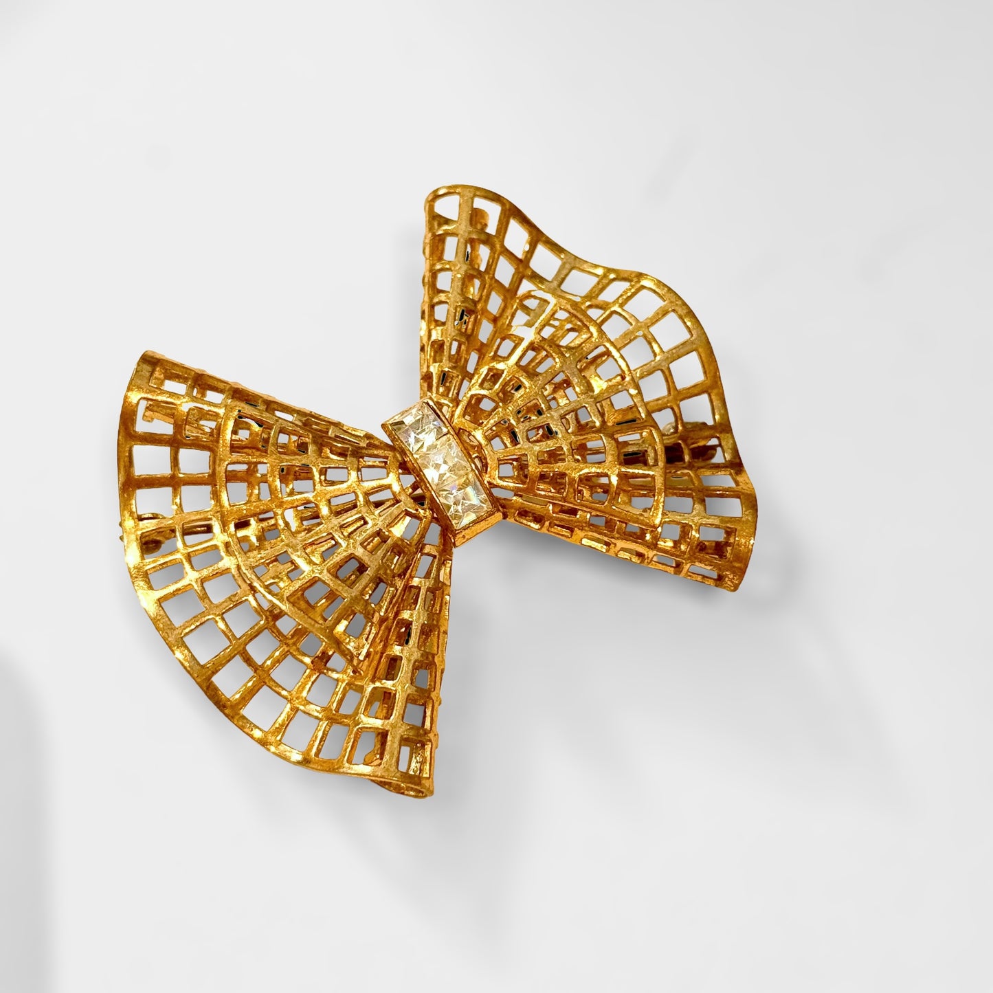 Amazing bow brooch