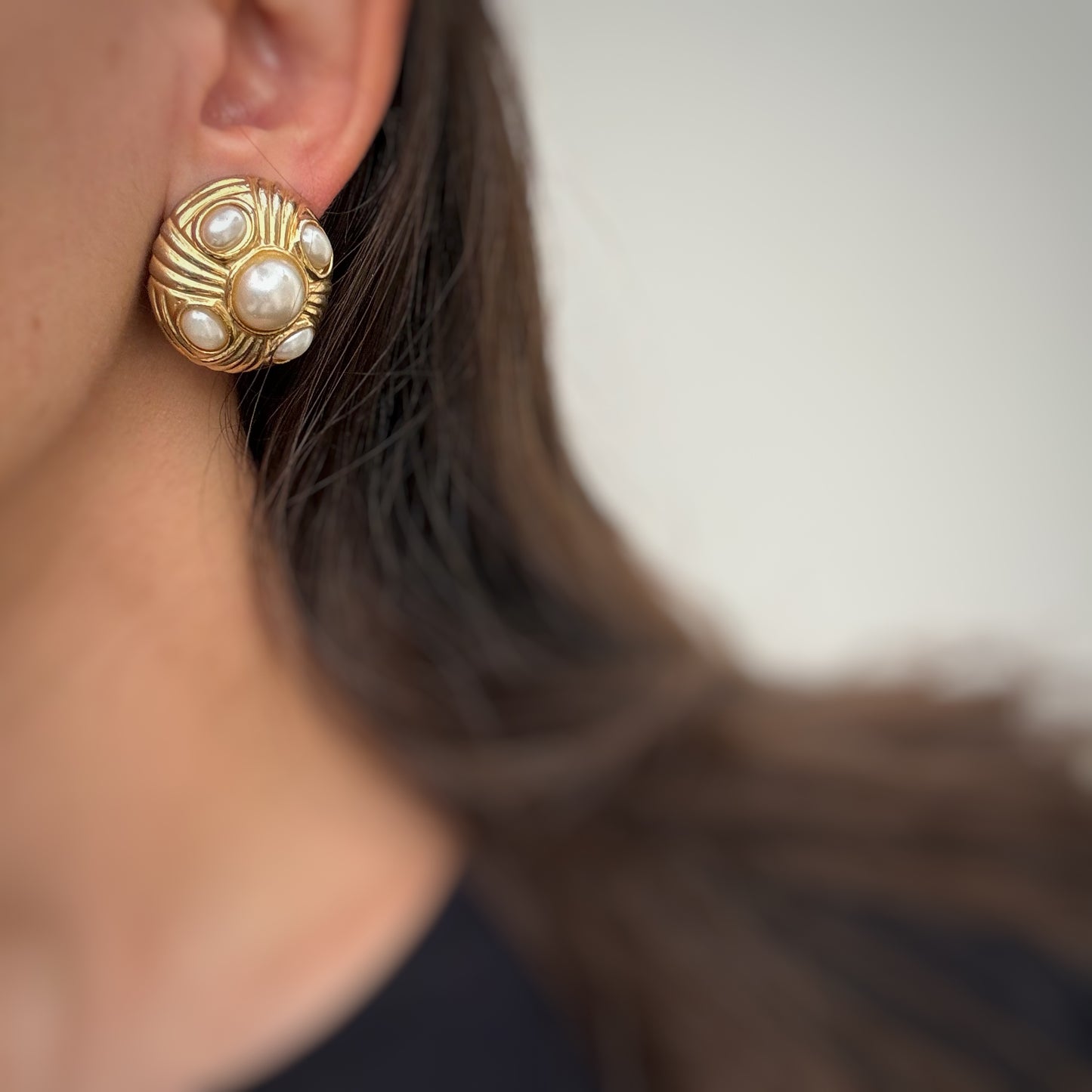 Round five pearls earrings