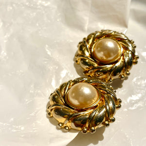 Treasure of round white pearl curls with pale gold worked hoops