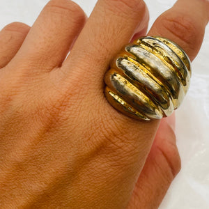 Imposante bague dorée tourbillon