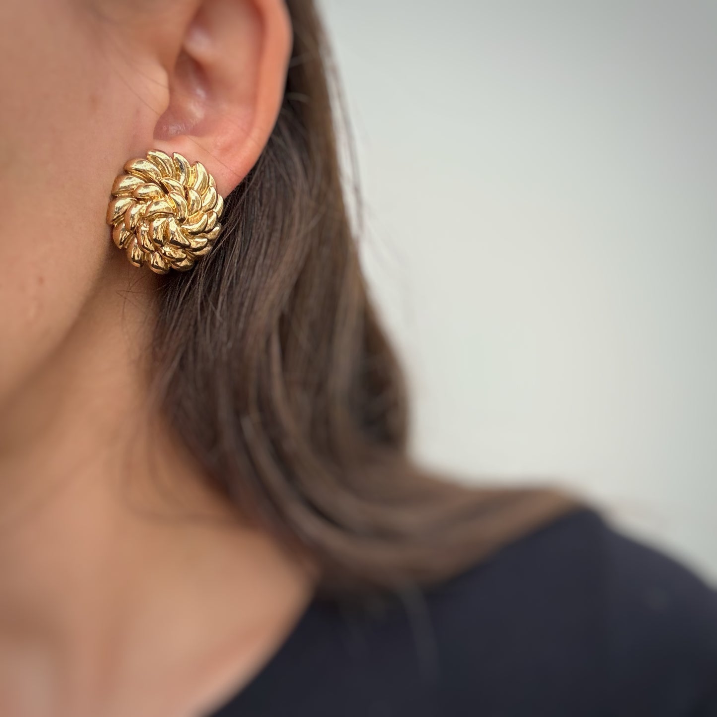 Beautiful round and shiny golden earrings 80s