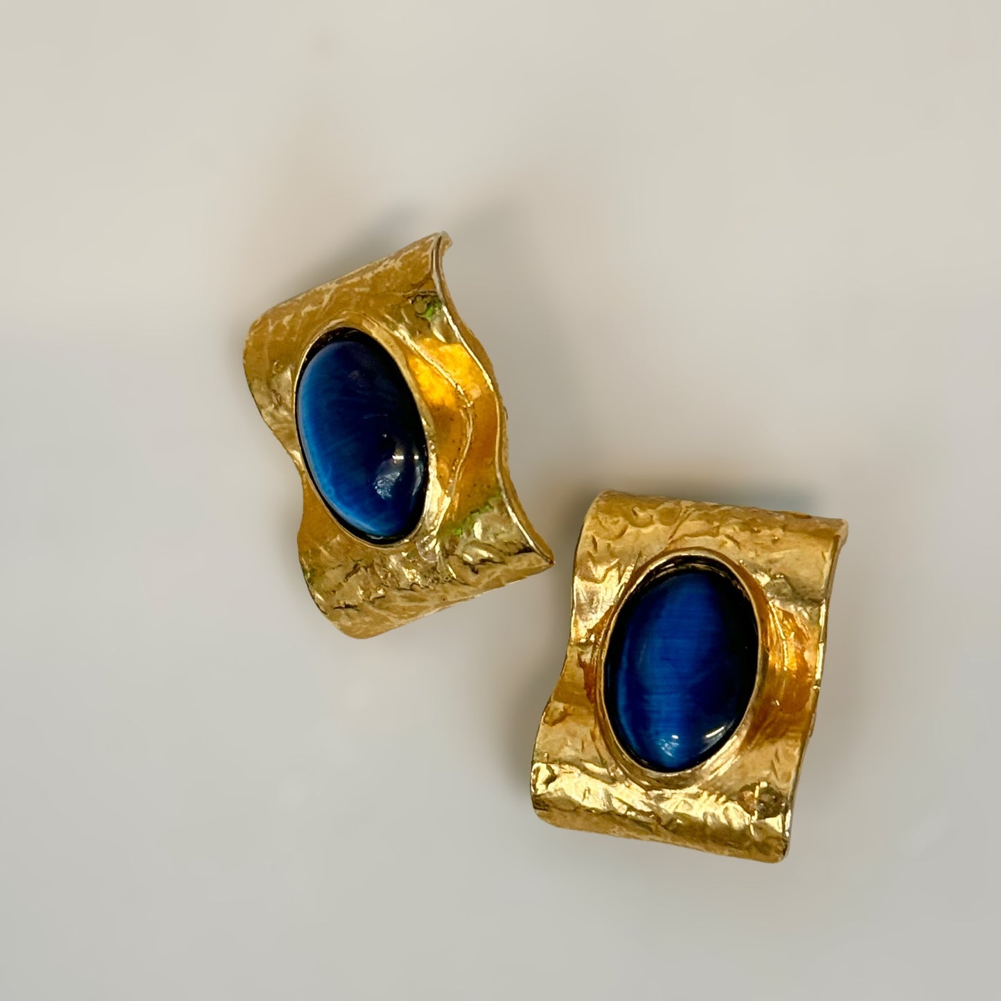 Stunning golden paper blue cabochon earrings