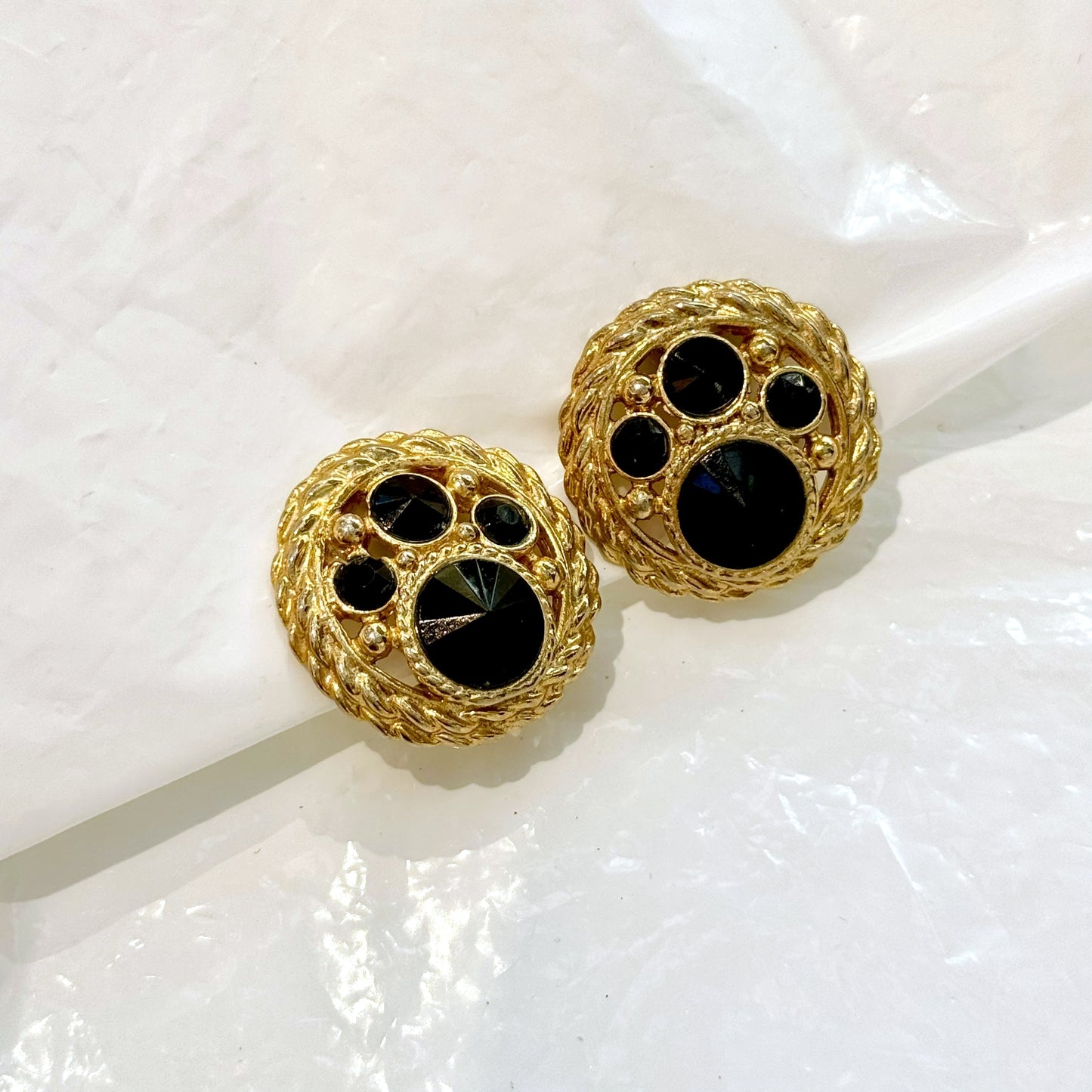 Beautiful round earrings black diamonds