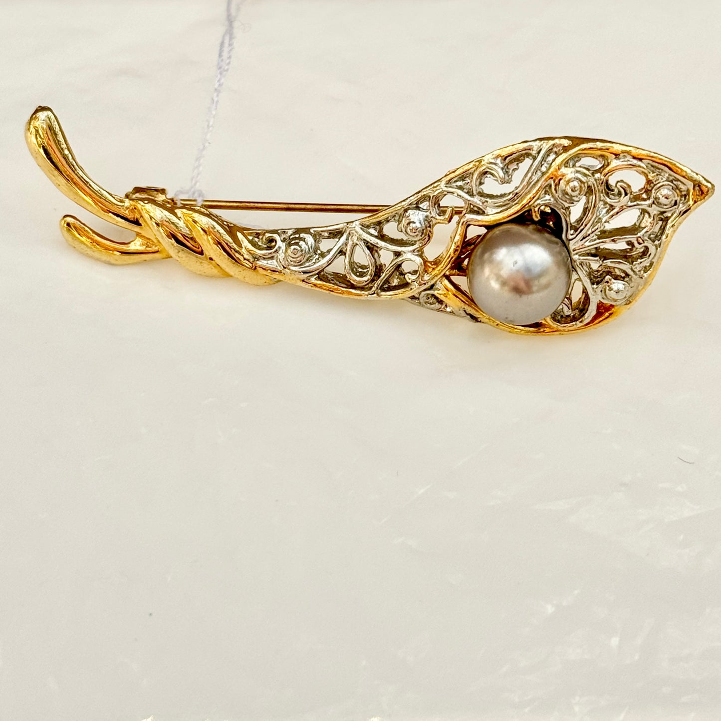 Baguette brooch with dark pearl and arabesques