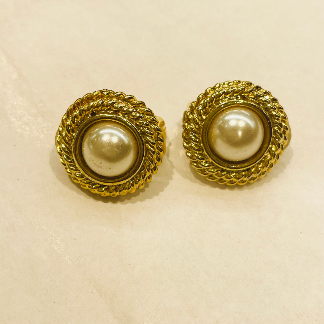 Boucles ronde perle blanche cerclage deux tressages dorée