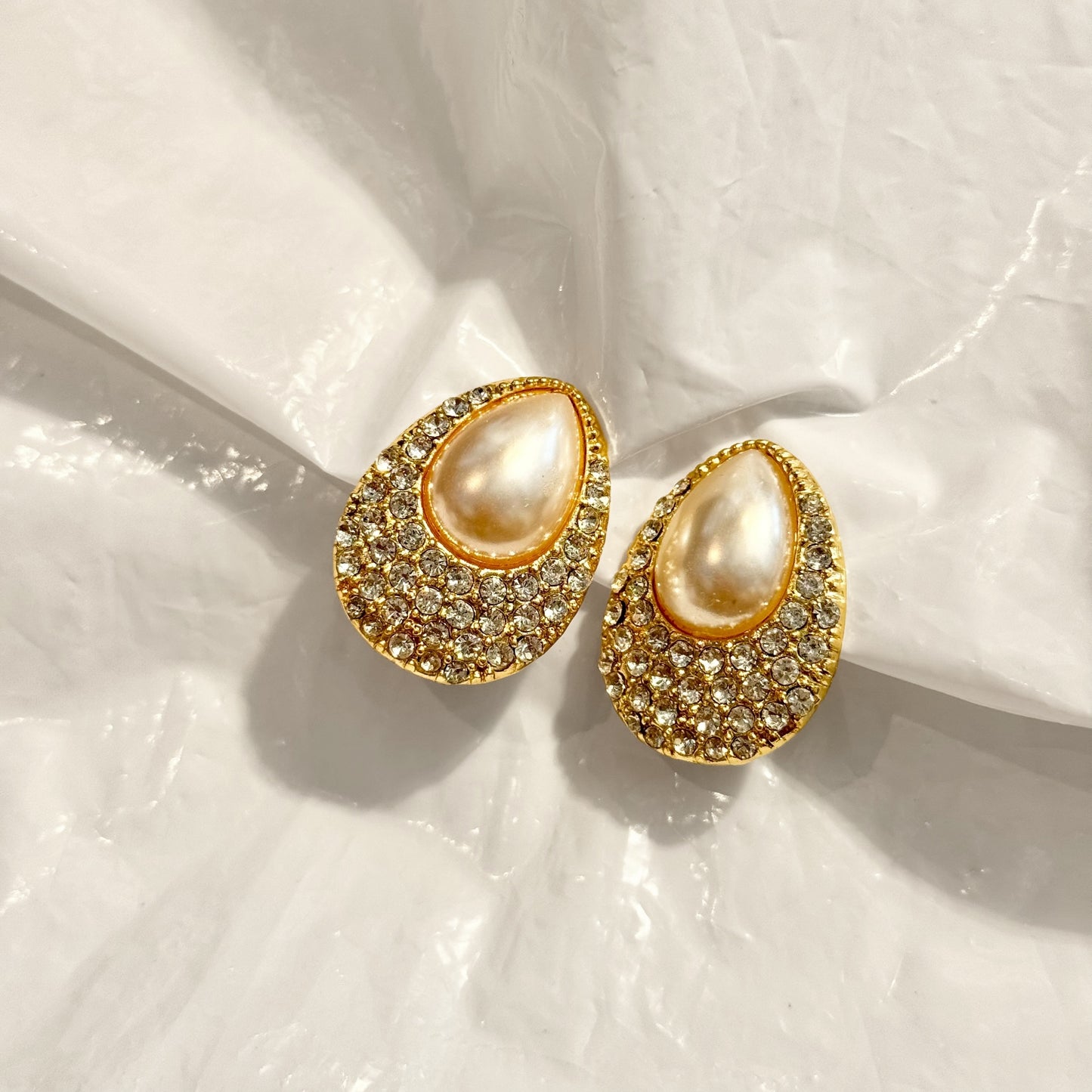 Drop earrings with pearl and diamond pavé