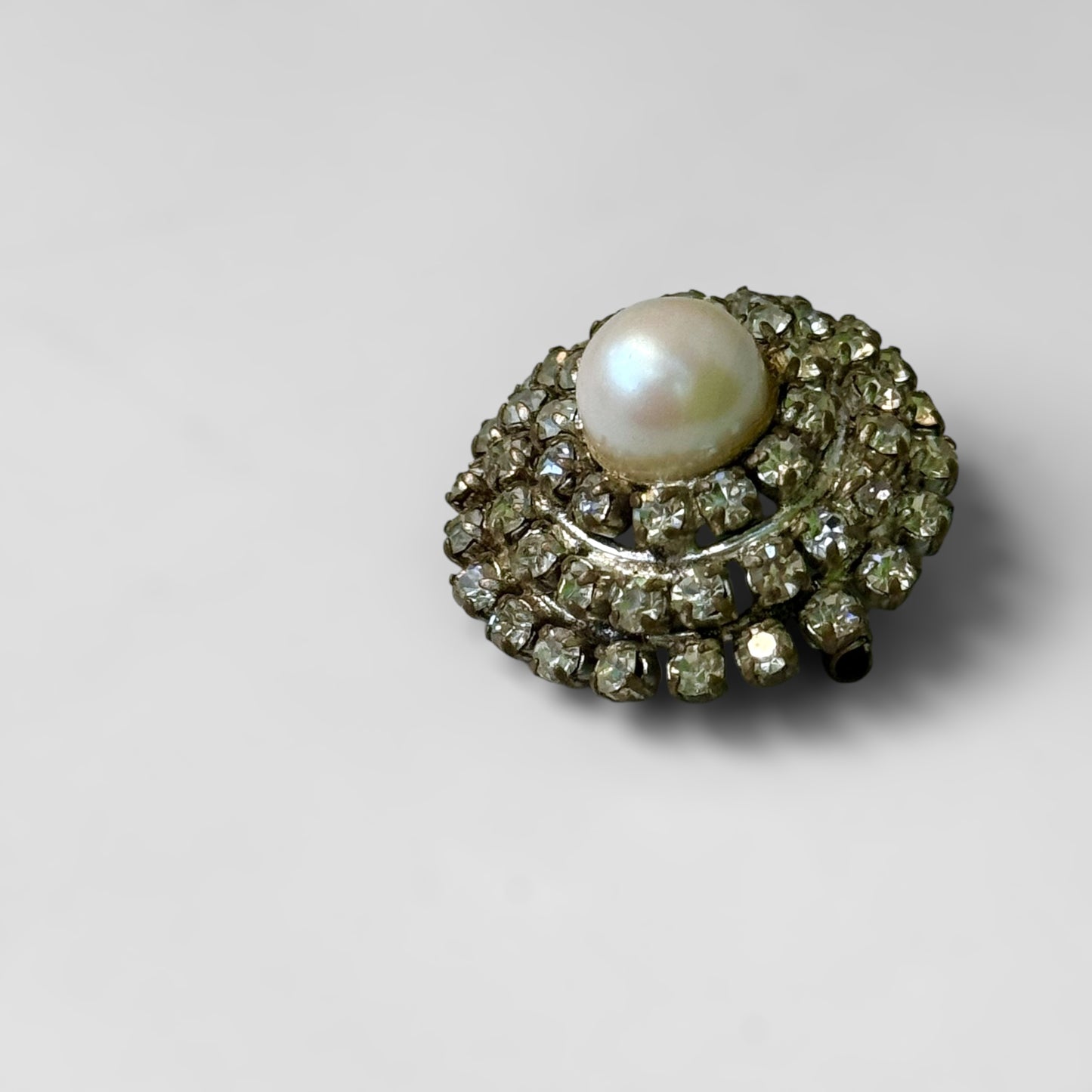 Full diam round brooch with pearl