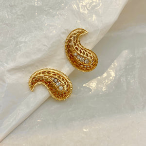 Small diamond openwork arabesque earrings