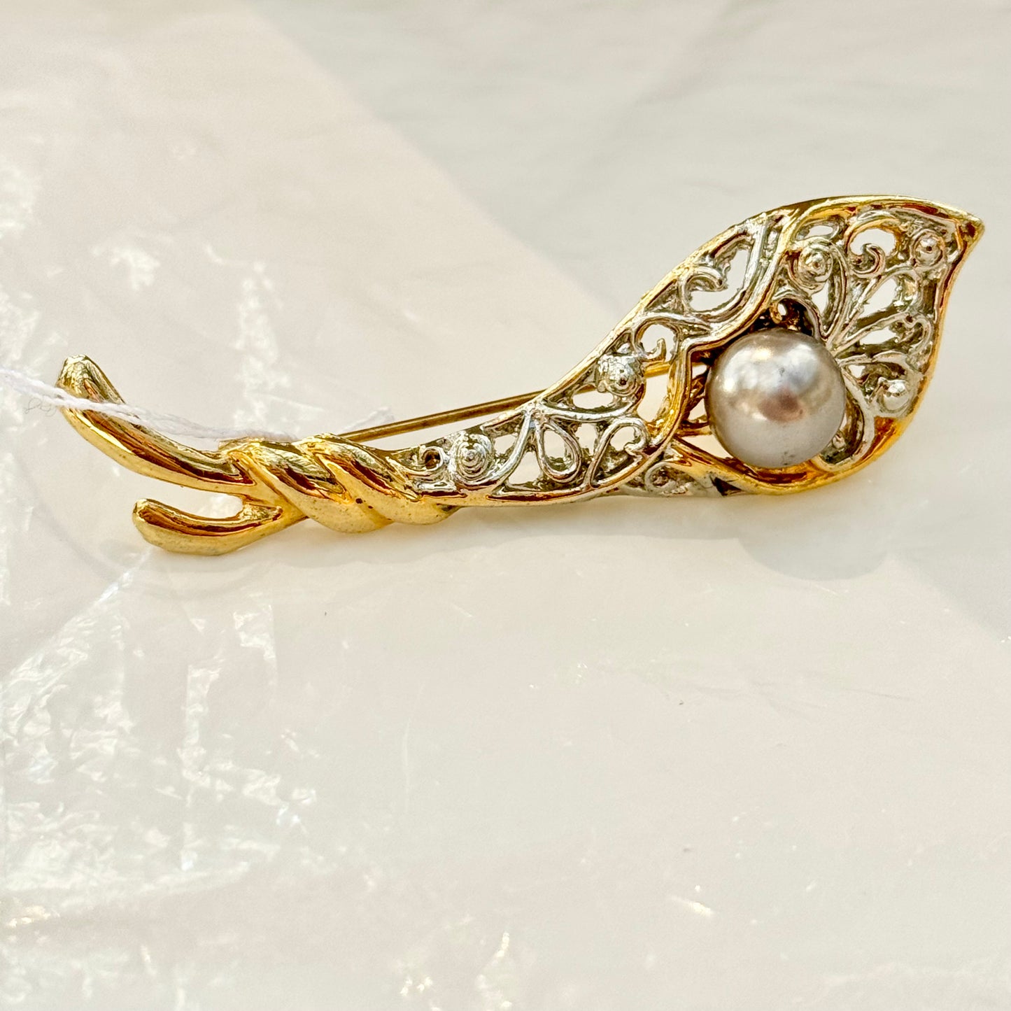 Baguette brooch with dark pearl and arabesques