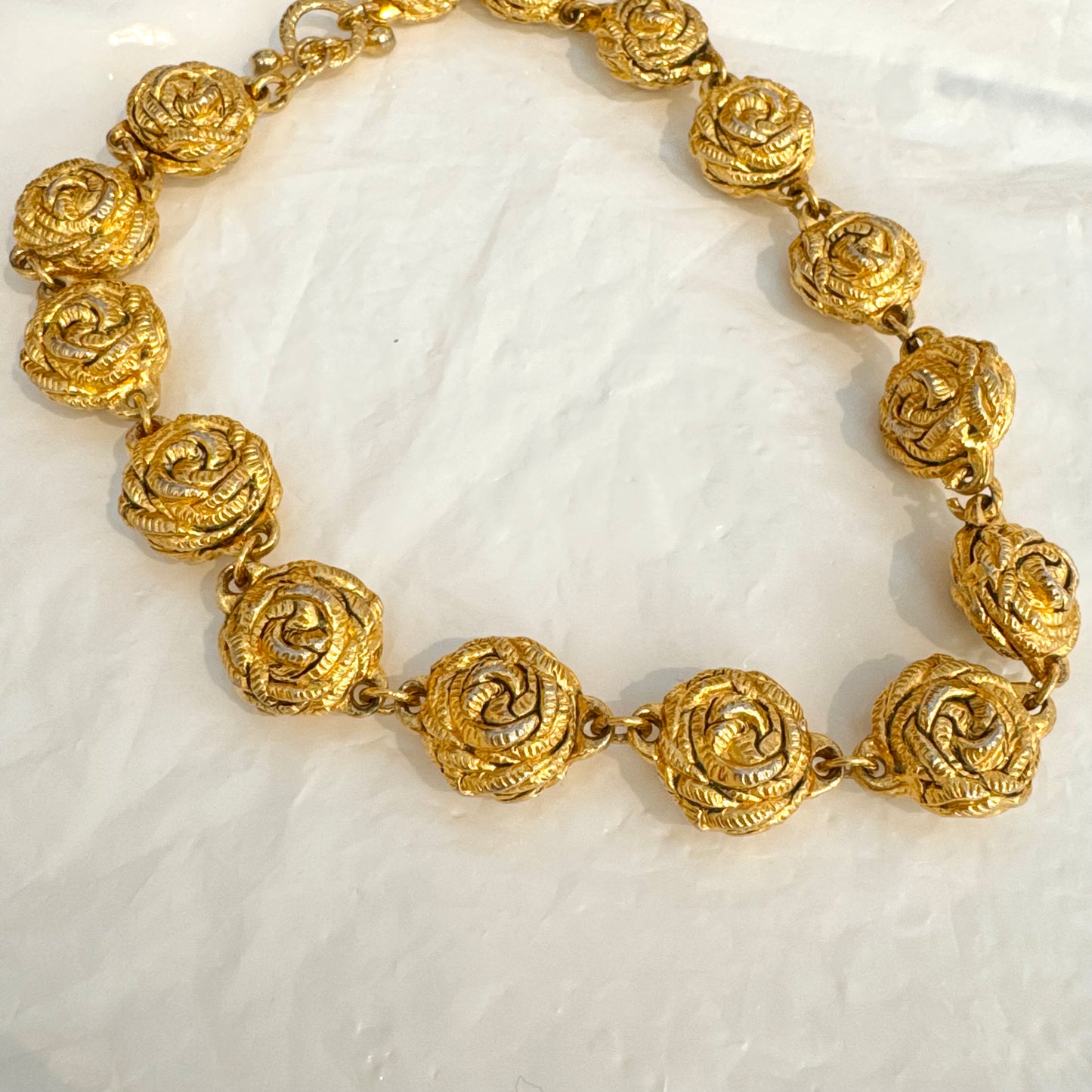 Sublime collier chocker roses