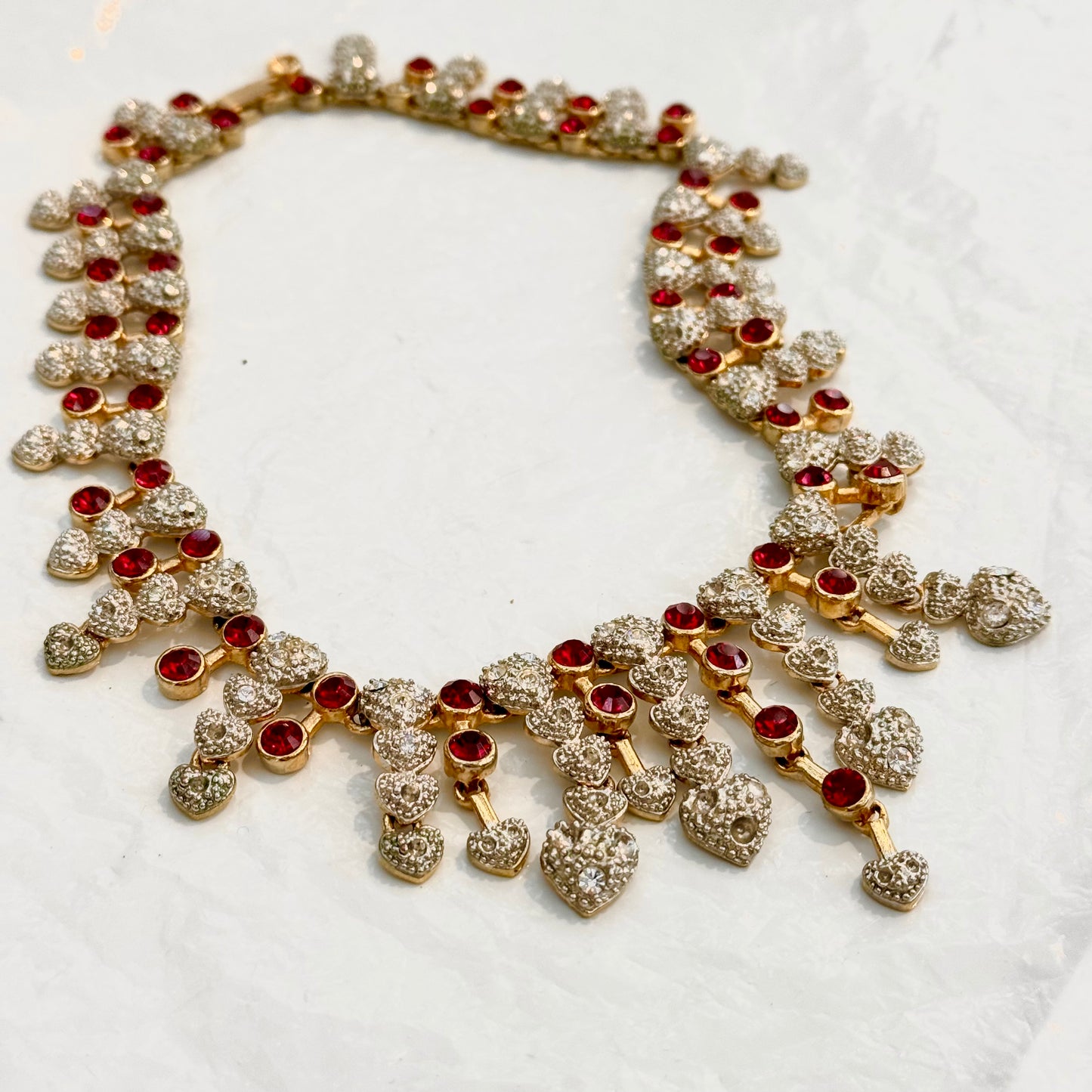 Incroyable collier cascade de diams rouge et bébé coeurs