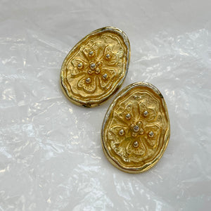 Delicately patinated golden oval curls