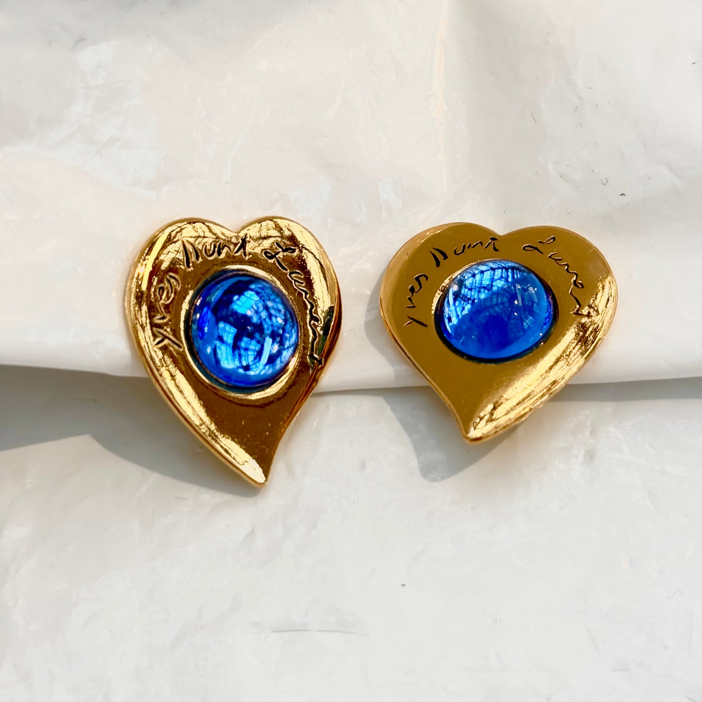 Boucles d'oreilles icôniques YSL coeur cabochon translucide bleu