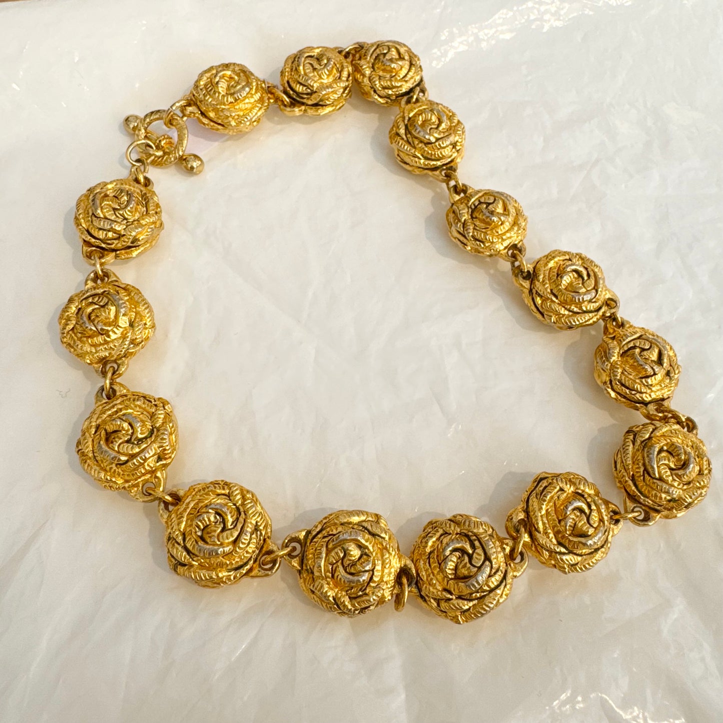 Sublime collier chocker roses