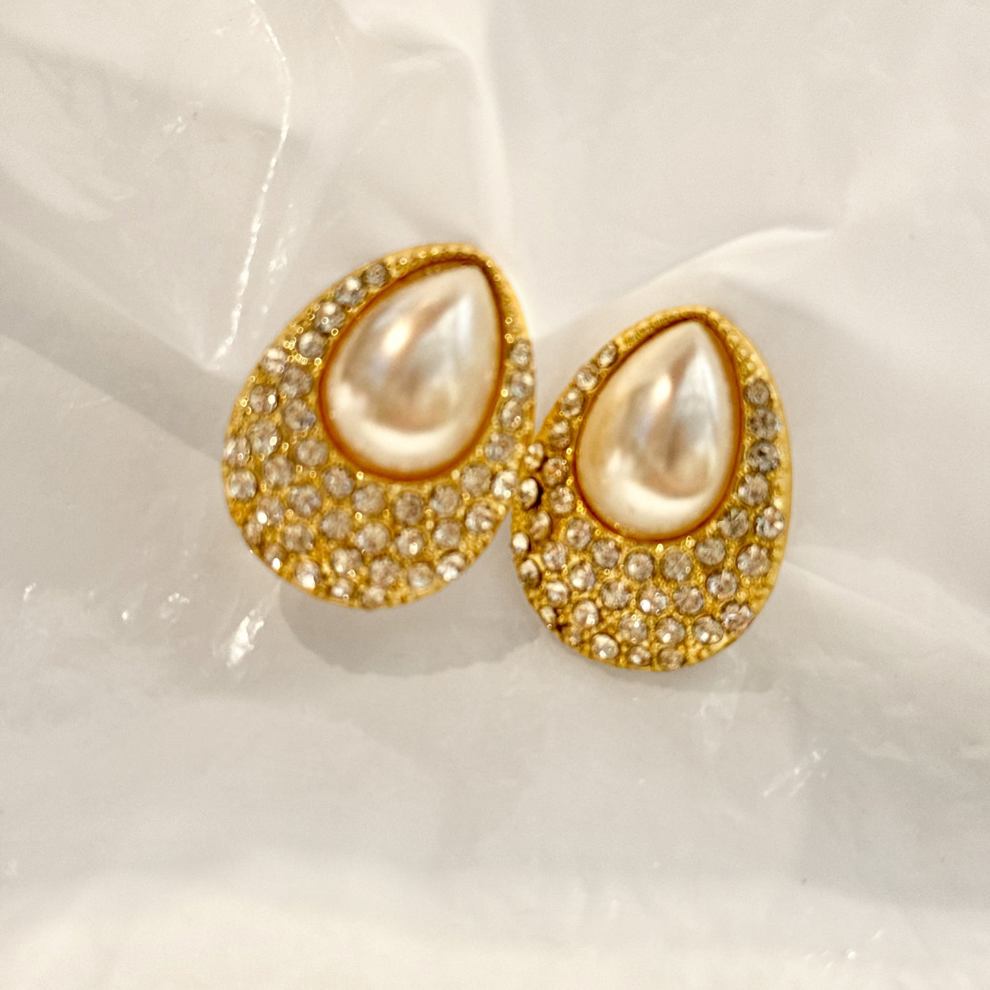 Drop earrings with pearl and diamond pavé