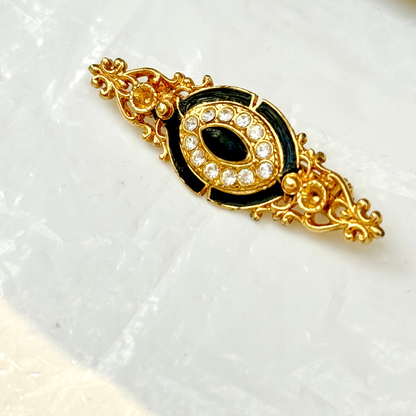 Gold and black brooch with detailed arabesques 1