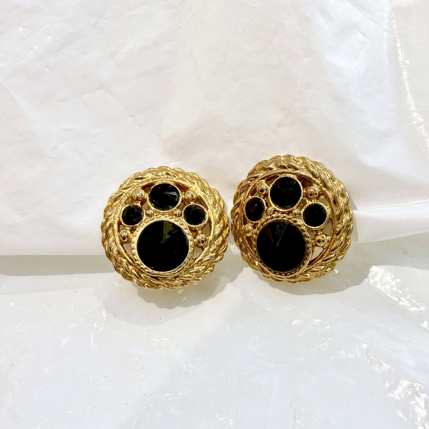 Beautiful round earrings black diamonds