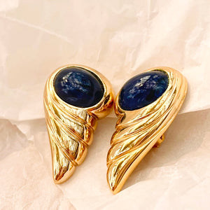 Very beautiful winged curls, delicately marbled blue stone, beautiful plating