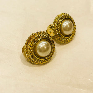 Round white pearl loops with two golden braidings