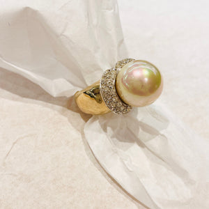 Voluminous ring with a large paved pearl
