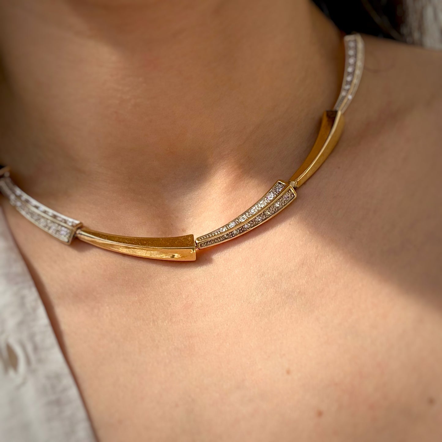 Joli collier chocker or et strass