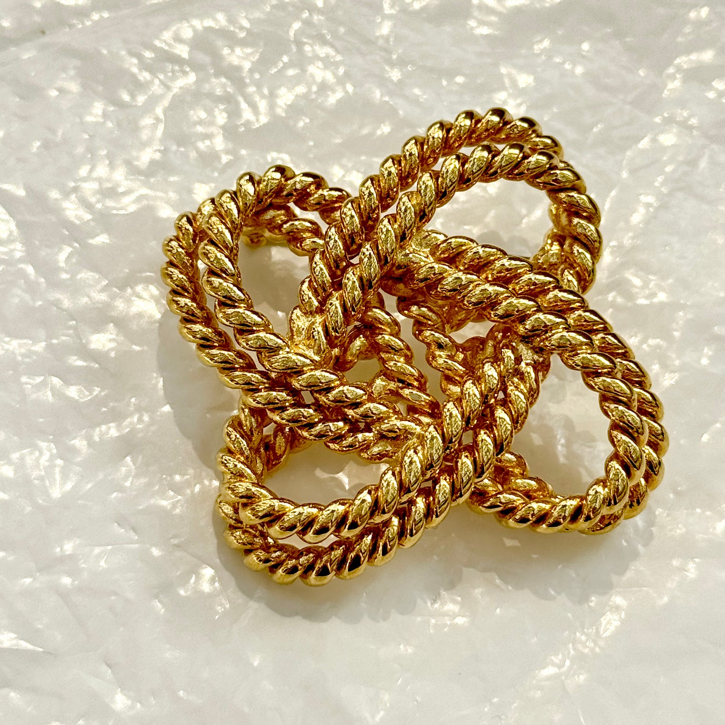 Knotted ropes brooch