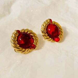 Sublime round golden earrings with red cabochon