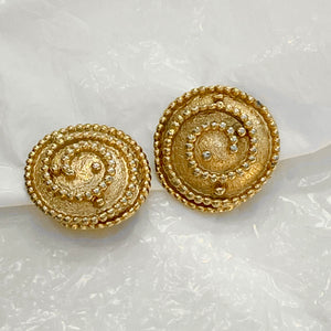 Imposing round gold spiral curls with minted finish