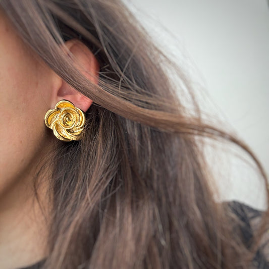 Boucles roses d'or brillantes