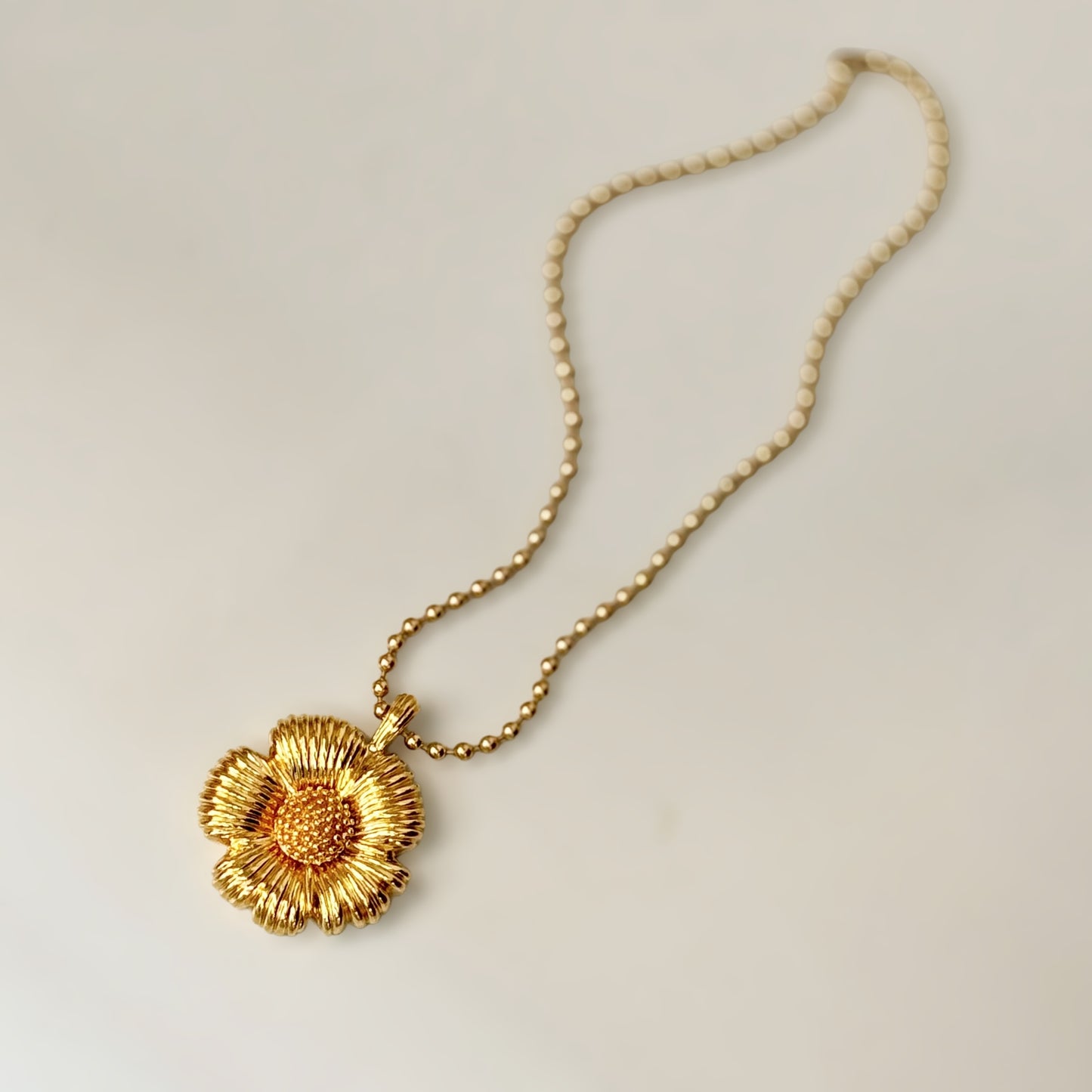 Adorable flower necklace