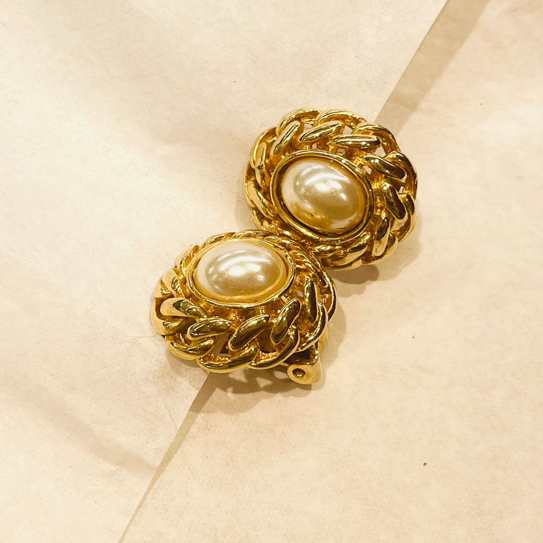 Boucles ovales perle blanche cerclage gourmette dorée