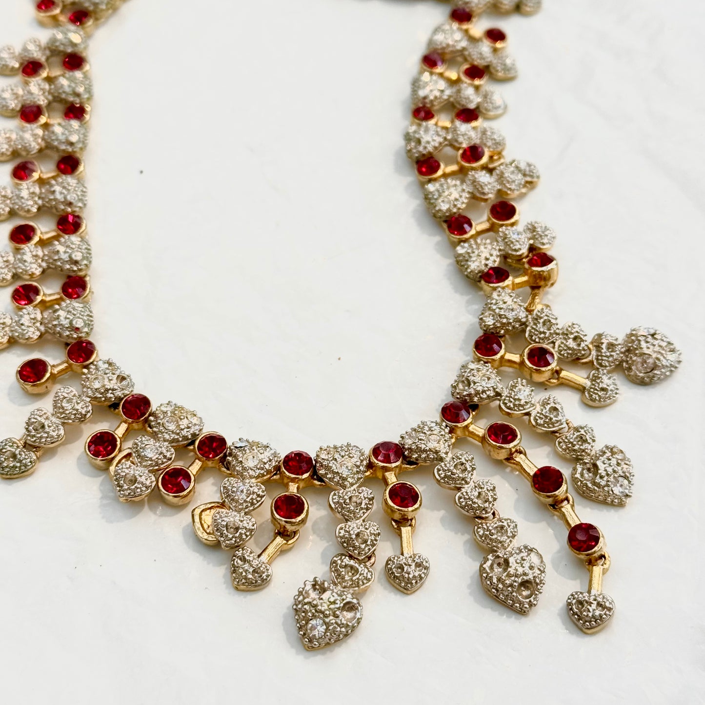 Incroyable collier cascade de diams rouge et bébé coeurs