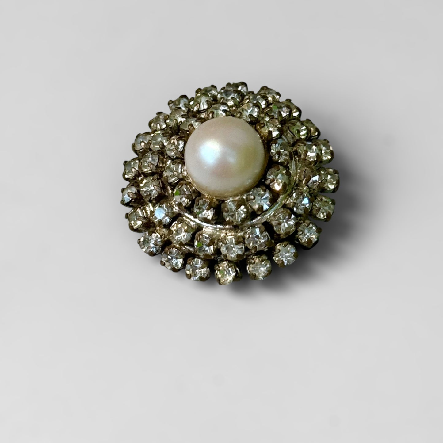 Full diam round brooch with pearl