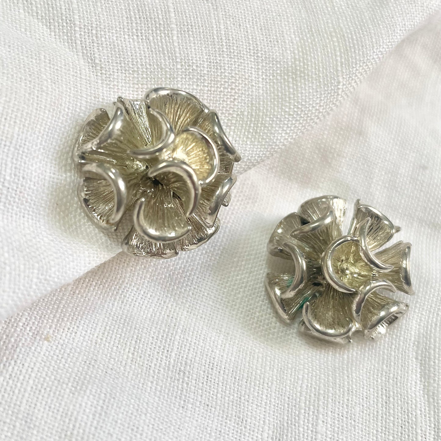 Boucles 80s fleurs d'argent