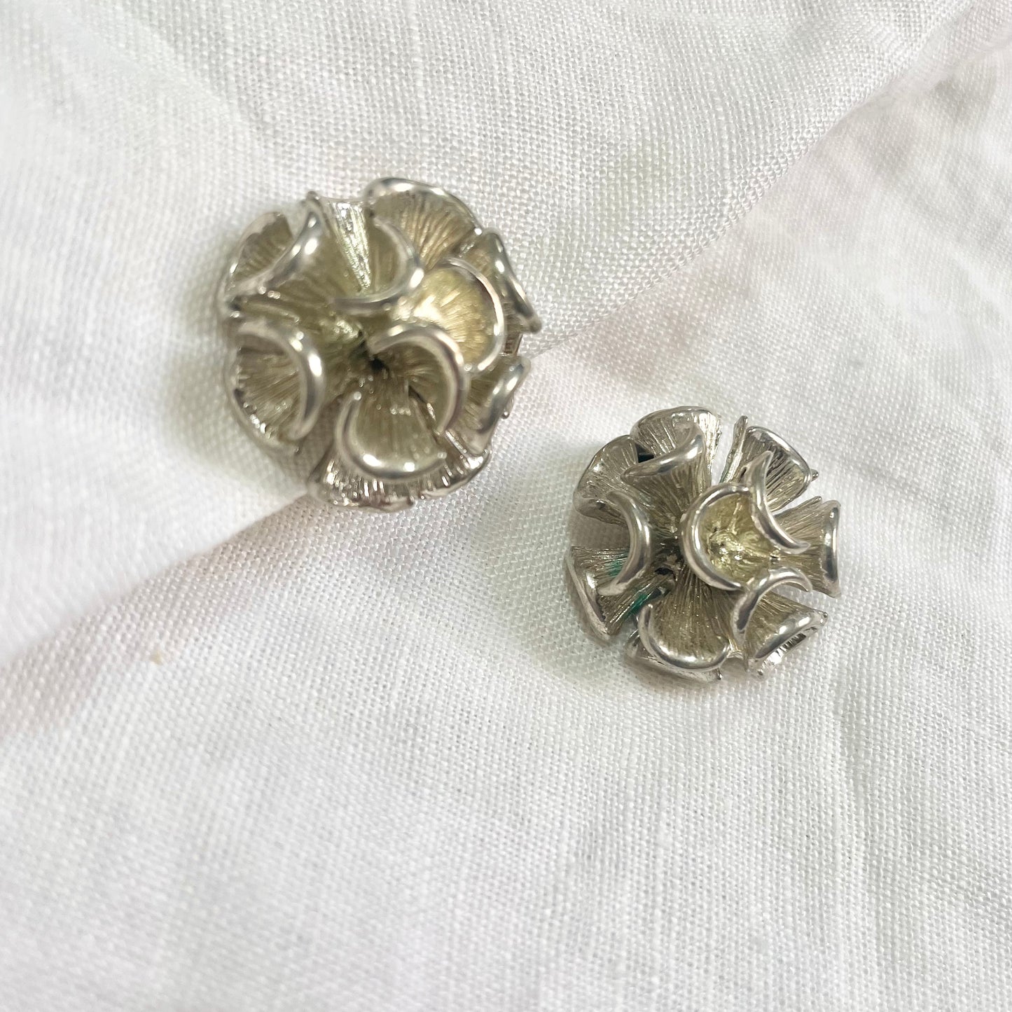 Boucles 80s fleurs d'argent