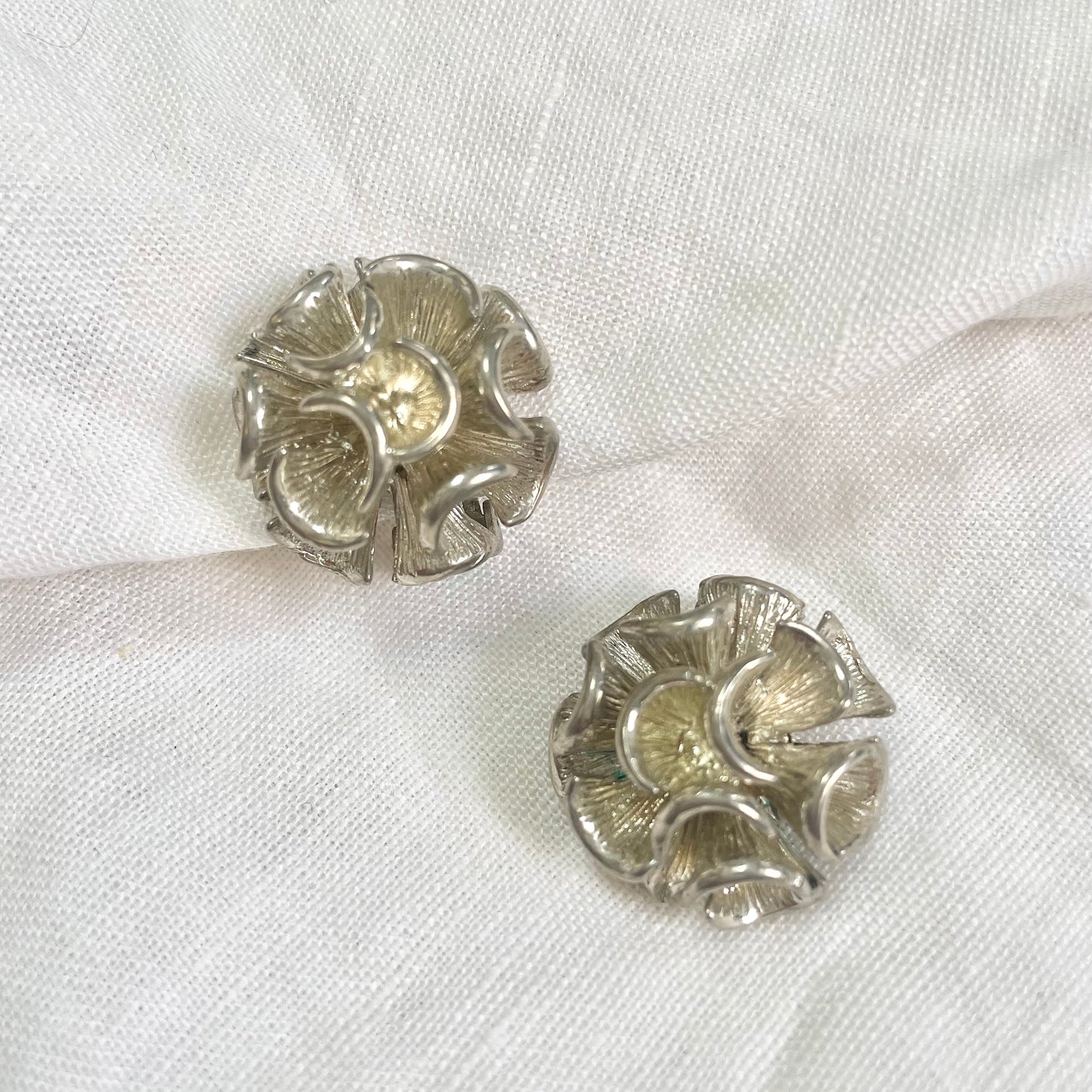 Boucles 80s fleurs d'argent