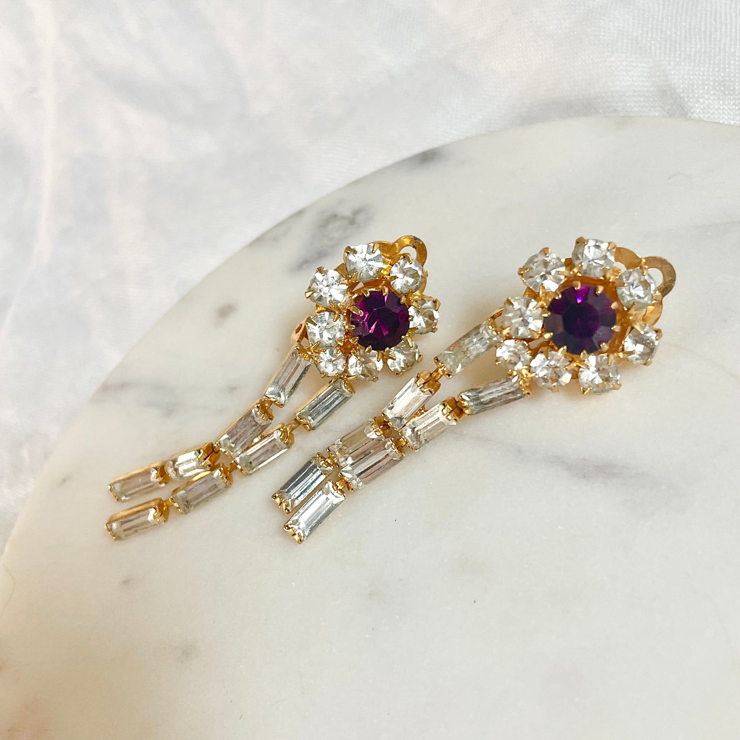 Boucles pendantes fleur violette strass blancs baguettes