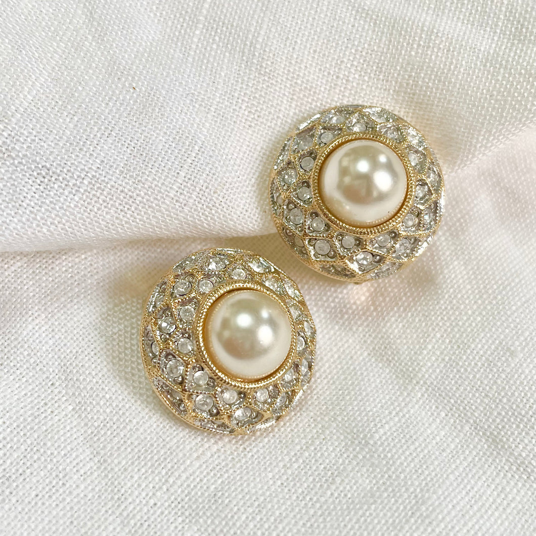 Boucles perles centrales pavage éclats blancs et or