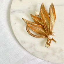 Load the image in the gallery, Brooch 4 leaves 3 white pearls